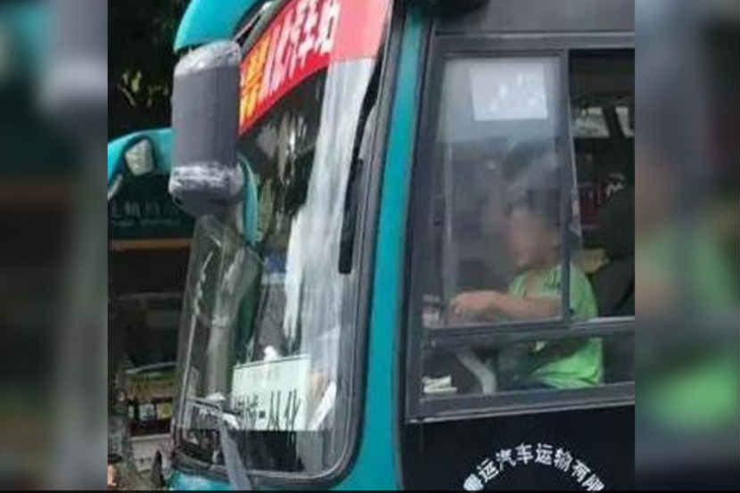 पोलिसांनी त्याला ताब्यात घेतले. 