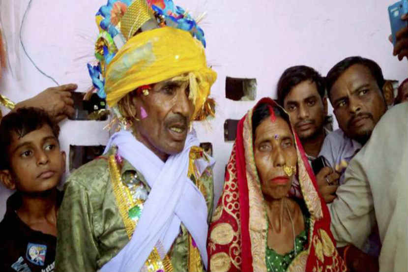 ७६ वर्षांचे नोखेलाल मौर्य यांनी ७० वर्षांच्या रामदेवी यांच्यांशी सोमवारी विवाह केला