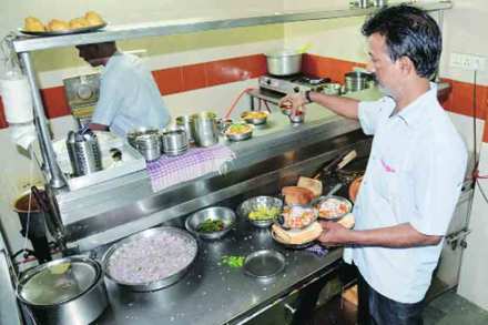 खाऊखुशाल : मिसळप्रेमींचं आवडीचं ठिकाण वटेश्वर भुवन  