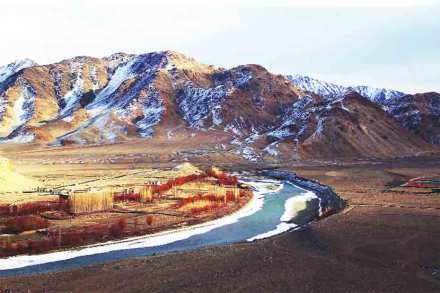 बटालिक सेक्टरमधून ती पुढे पाकव्याप्त काश्मिरात प्रवेश करते, तेथून ती भारतात प्रवेश करते त्या डेमचोकपा येथपर्यंतचा हा प्रवास बटालिक सेक्टरमधून ती पुढे पाकव्याप्त काश्मिरात प्रवेश करते, तेथून ती भारतात प्रवेश करते त्या डेमचोकपा येथपर्यंतचा हा प्रवास