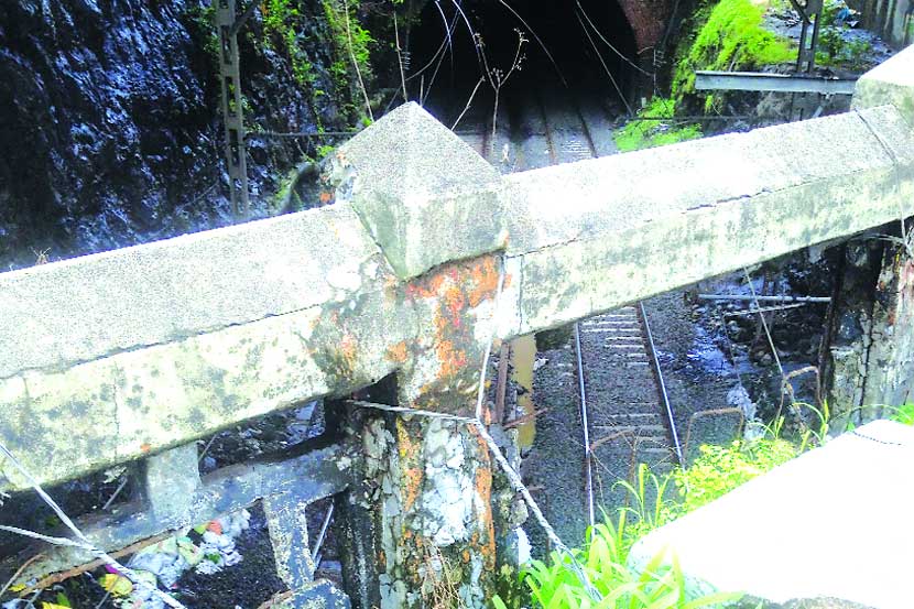 रेल्वे बोगद्यालगत असलेल्या पुलावरील कुंपण पडण्याच्या बेतात असून पावसाच्या माऱ्याने ते अधिक कमकुवत होत आहे. रेल्वे बोगद्यालगत असलेल्या पुलावरील कुंपण पडण्याच्या बेतात असून पावसाच्या माऱ्याने ते अधिक कमकुवत होत आहे.