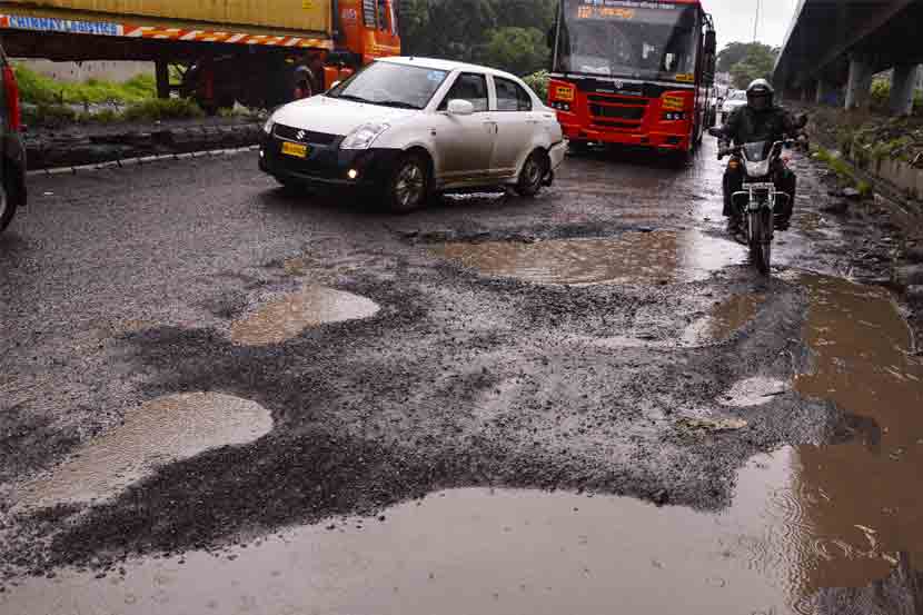 दोघांच्या भांडणात प्रवासी खड्डय़ात