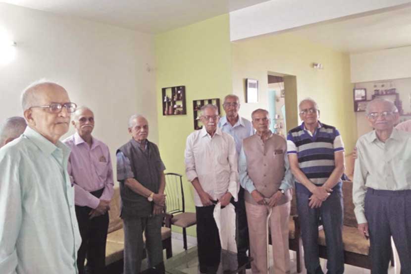 ‘ओल्ड यंग मेन्स क्लब’चे सदस्य निधी देण्याच्या कार्यक्रमात.