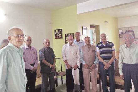 ‘ओल्ड यंग मेन्स क्लब’चे सदस्य निधी देण्याच्या कार्यक्रमात.