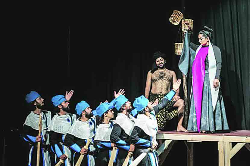 पुण्याच्या आसक्त कलामंचाचे ‘गजब कहानी’ हे नाटक. पुण्याच्या आसक्त कलामंचाचे ‘गजब कहानी’ हे नाटक.