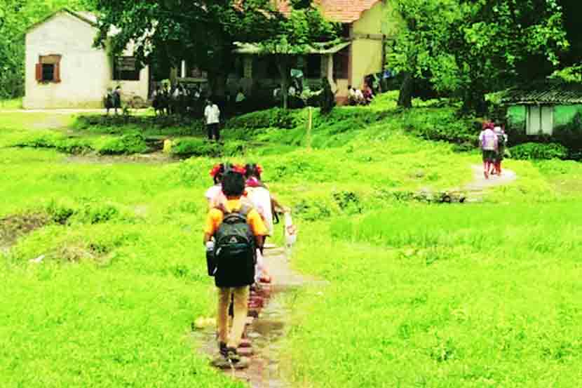 चिखलातून वाट काढत मुलांना आगासन येथील शाळेत जावे लागते.