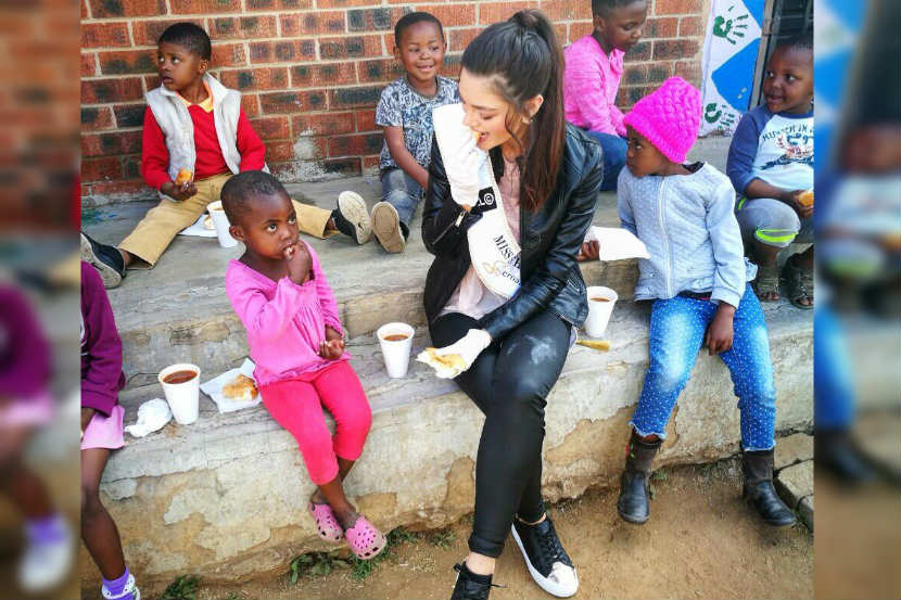 डेमीने जोहान्सबर्ग Johannesburg इथल्या गरिब मुलांची भेट घेतली होती