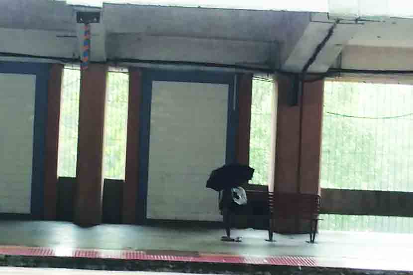 कौपरखेरणे फलाटांवर छत्री घेवून बसलेला प्रवासी. कौपरखेरणे फलाटांवर छत्री घेवून बसलेला प्रवासी.