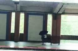 फलाटांवरील गळक्या छतांमुळे प्रवासी हैराण