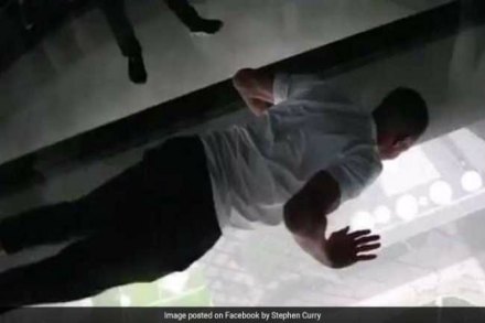 बास्केटबॉलपटूने केला अनोखा स्टंट