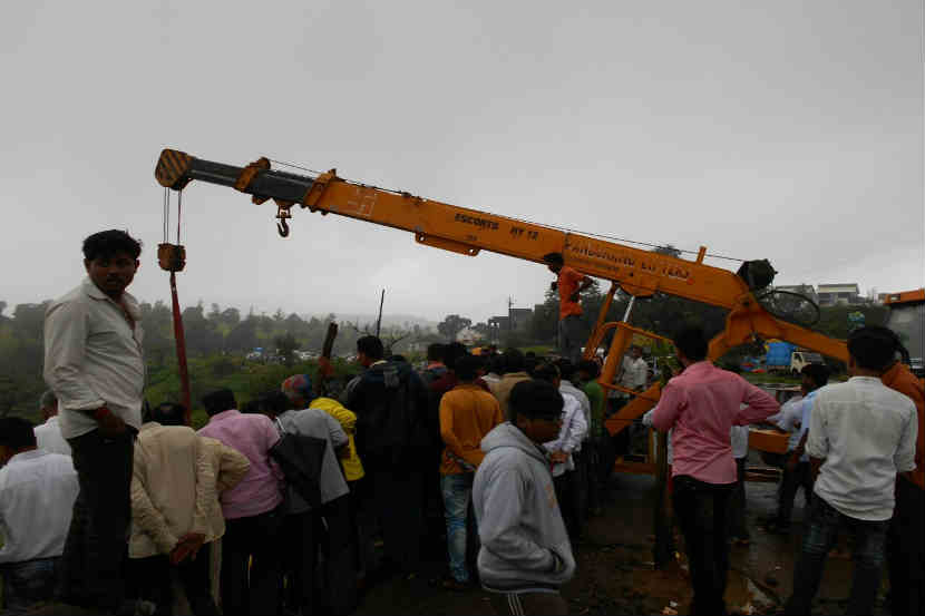 उंटदरीत कार कोसळल्याने मुलीचा मृत्यू