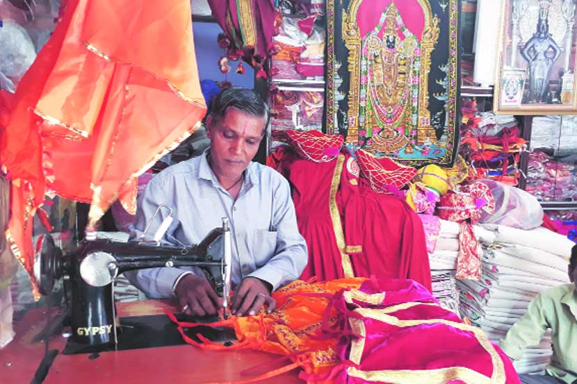 विठ्ठलाचा पोशाख बनविताना राजेंद्र निकते. 