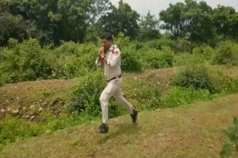 तोफगोळा घेऊन धावणारा पोलीस