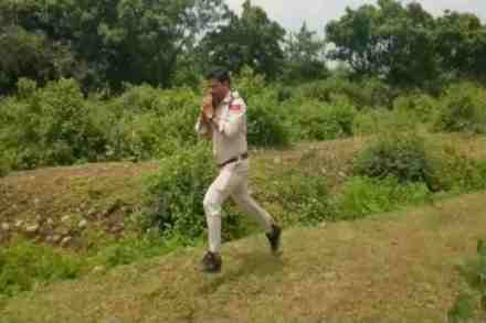 तोफगोळा घेऊन धावणारा पोलीस