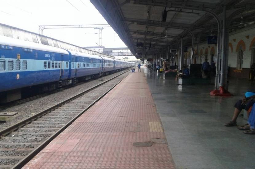 नाशिक : येथिल रेल्वे स्थानकावर असलेला शुकशुकाट.