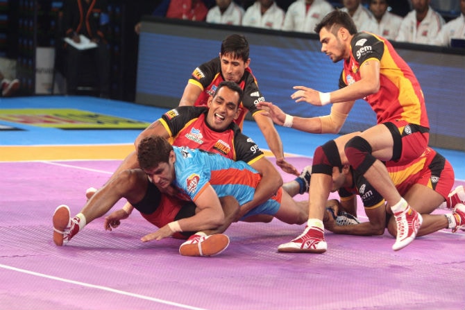 बंगळुरु बुल्सचा संघ बंगाल वॉरियर्स विरुद्धच्या सामन्यात ( संग्रहीत छायाचित्र )