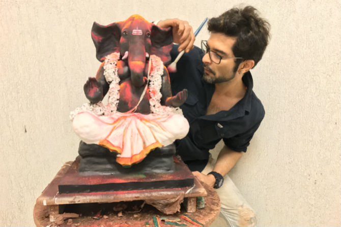 राकेश बापटच्या घरी विराजमान झालेल्या गणेशमूर्तीची बातच न्यारी आहे. राकेश बापटच्या घरी विराजमान झालेल्या गणेशमूर्तीची बातच न्यारी आहे.