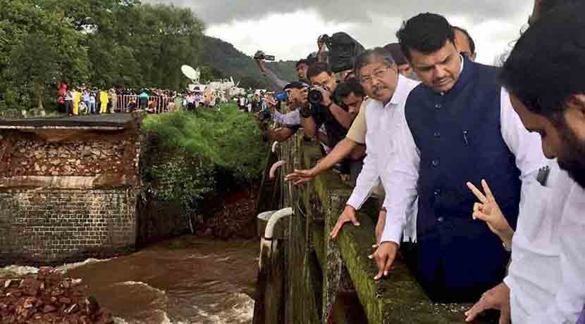 महाड दुर्घटनेला वर्ष लोटले तरीही.. महाड दुर्घटनेला वर्ष लोटले तरीही..