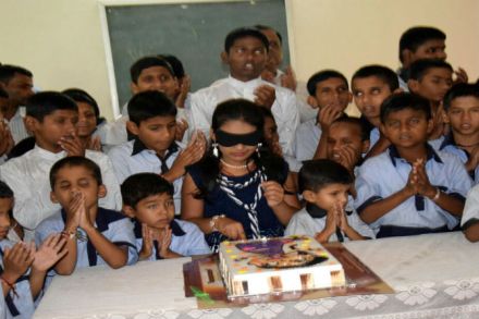 पाटणा पायरेट्सच्या प्रदीप नरवालची पकड करताना पुण्याचे बचावपटू