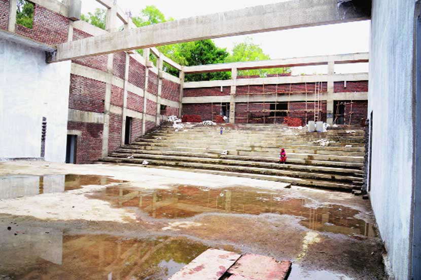 ‘थिएटर अ‍ॅकॅडमी’ संस्थेने ‘महाराष्ट्रीय मंडळ’ या संस्थेच्या सहकार्याने हाती घेतलेला ‘सकळ ललित कला संकुल’ हा महत्त्वाकांक्षी प्रकल्प पूर्णत्वाच्या मार्गावर आहे.