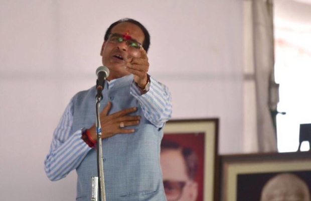 MP CM Shivraj Singh Chouhan , MP CM Shivraj Singh Chouhan blows a kiss , Shivraj Singh Chouhan blows a kiss to some man yelling mamaji I love you, viral news, Loksatta, Loksatta news, Marathi, Marathi news