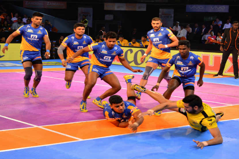 तेलगू टायटन्स विरुद्ध तामिळ थलायवाज सामन्यातील एक क्षण तेलगू टायटन्स विरुद्ध तामिळ थलायवाज सामन्यातील एक क्षण