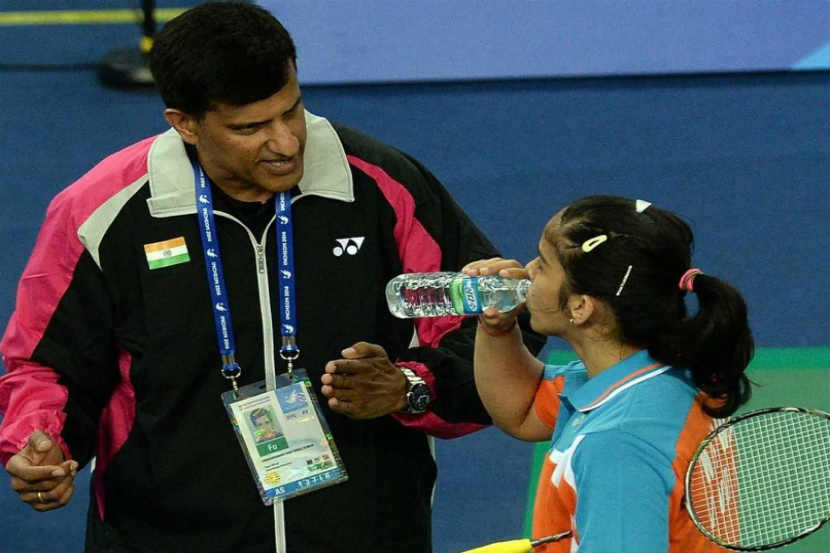 प्रशिक्षक विमल कुमार सायना नेहवालसोबत