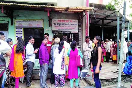 डोंबिवलीत वीजदेयके भरण्यासाठी रांगा