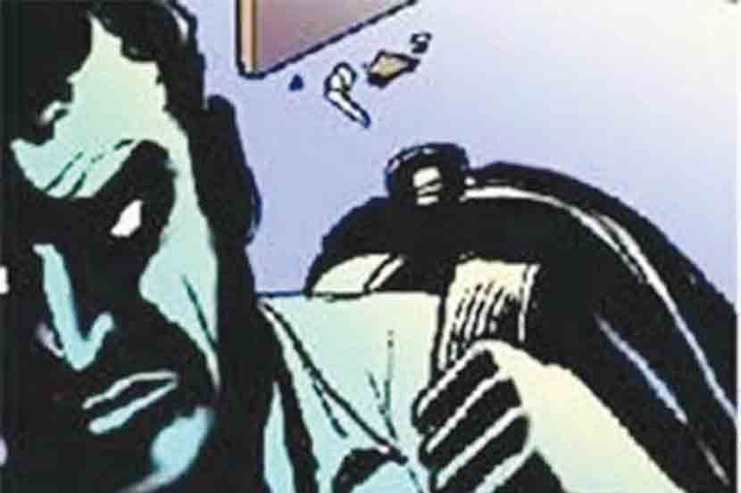 हॉटेलच्या तळमजल्यावरील एका खोलीत ३७ लाखांची रोकड ठेवलेली तिजोरी चोरटय़ांनी लांबविली.