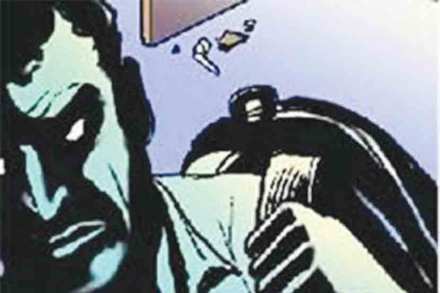 हॉटेलच्या तळमजल्यावरील एका खोलीत ३७ लाखांची रोकड ठेवलेली तिजोरी चोरटय़ांनी लांबविली. हॉटेलच्या तळमजल्यावरील एका खोलीत ३७ लाखांची रोकड ठेवलेली तिजोरी चोरटय़ांनी लांबविली.