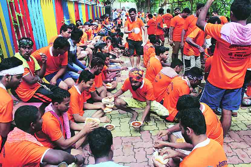 दहीहंडी म्हणजे तरुणाईसाठी धमाल, मस्तीचा दिवस.. ही धमाल, मस्ती करताना पोटपूजा हवीच.. अशीच पोटपूजा करणारी गोविंदांची पथके मंगळवारी मुंबईत ठिकठिकाणी दिसत होती. (छाया : संतोष परब)