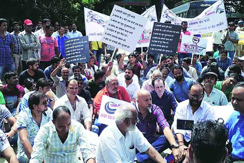 चित्रनगरीतील कामगार गेल्या नऊ दिवसांपासून संपावर गेले आहेत.