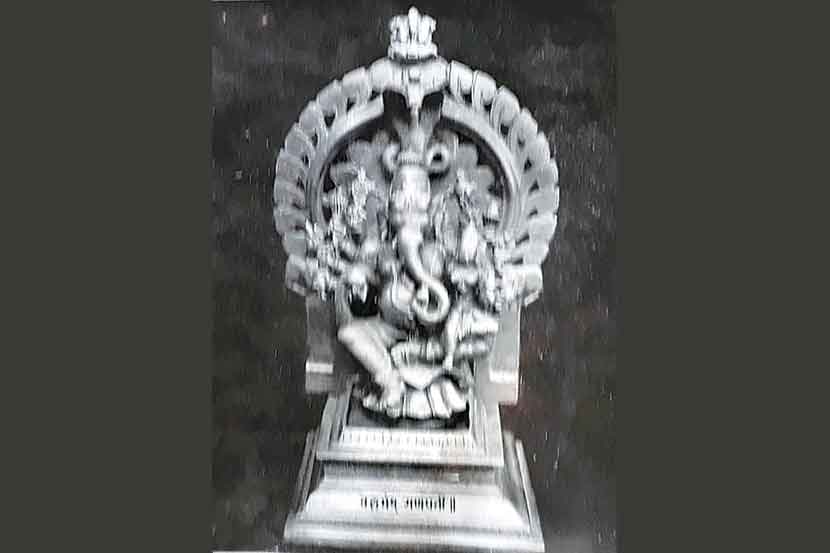  या गणपतीचे गौरीविसर्जनाबरोबर विसर्जन होते. 