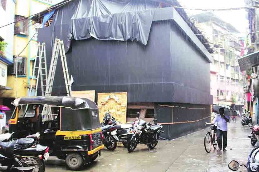 ठाण्यातील किसननगर येथे रस्त्यावर अतिक्रमण करून उभारण्यात आलेला मंडप वाहतुकीस अडथळा ठरत आहे. (छायाचित्र : गणेश जाधव)