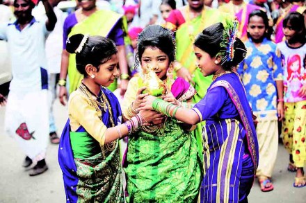 कोळी बांधवांनी पारंपरिक वेशभूषा केली होती. कोळी बांधवांनी पारंपरिक वेशभूषा केली होती.