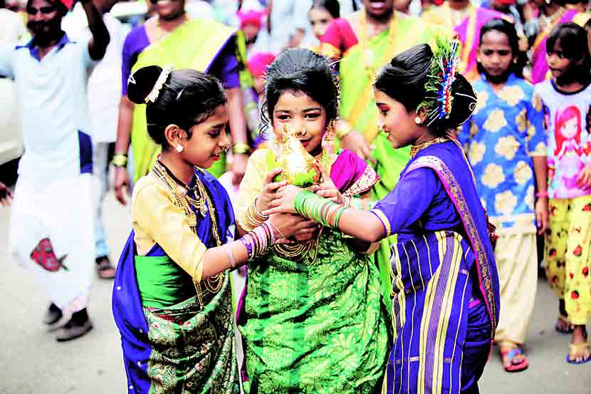 कोळी बांधवांनी पारंपरिक वेशभूषा केली होती. 