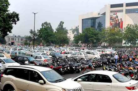 मुंबईतील मराठा मोर्चासाठी राज्यभरातून येणाऱ्या वाहनांच्या पार्किंगची मोठी भिस्त नवी मुंबईवर आहे. मुंबईतील मराठा मोर्चासाठी राज्यभरातून येणाऱ्या वाहनांच्या पार्किंगची मोठी भिस्त नवी मुंबईवर आहे.