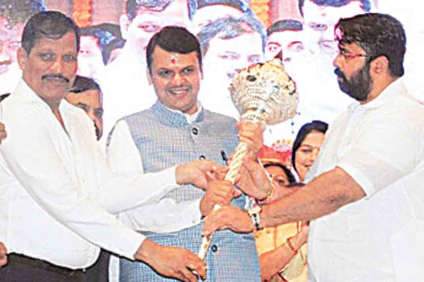 рдкрд┐рдВрдкрд░реА рдкрд╛рд▓рд┐рдХрд╛рдЬрд┐рдВрдХреВрди рджреНрдпрд╛, рддреБрдореНрд╣рд╛рд▓рд╛ рдордВрддреНрд░рд┐рдкрдж рдорд┐рд│реЗрд▓, рдЕрд╕рд╛ рд╢рдмреНрдж рд╢рд╣рд░рд╛рдзреНрдпрдХреНрд╖ рд▓рдХреНрд╖реНрдордг рдЬрдЧрддрд╛рдк рддрд╕реЗрдЪ рдЖрдорджрд╛рд░ рдорд╣реЗрд╢ рд▓рд╛рдВрдбрдЧреЗ рдпрд╛рдВрдирд╛ рджреЗрдгреНрдпрд╛рдд рдЖрд▓рд╛ рд╣реЛрддрд╛. рдкреНрд░рддреНрдпрдХреНрд╖рд╛рдд, рддреНрдпрд╛рдВрдЪреНрдпрд╛ рд╣рд╛рддрд╛рд▓рд╛ рдЕрджреНрдпрд╛рдкрд╣реА рдХрд╛рд╣реА рд▓рд╛рдЧрд▓реЗрд▓реЗ рдирд╛рд╣реА. рдореБрдЦреНрдпрдордВрддреНрд░реА рджреЗрд╡реЗрдВрджреНрд░ рдлрдбрдгрд╡реАрд╕ рдпрд╛рдВрдЪрд╛ рдирд┐рдХрдЯрд╡рд░реНрддреАрдп рдХреЛрдг, рдЕрд╢реА рд╕реБрдкреНрдд рд╕реНрдкрд░реНрдзрд╛ рддреНрдпрд╛рдВрдЪреНрдпрд╛рдд рджрд┐рд╕реВрди рдпреЗрддреЗ. рдкрд┐рдВрдкрд░реА рдкрд╛рд▓рд┐рдХрд╛рдЬрд┐рдВрдХреВрди рджреНрдпрд╛, рддреБрдореНрд╣рд╛рд▓рд╛ рдордВрддреНрд░рд┐рдкрдж рдорд┐рд│реЗрд▓, рдЕрд╕рд╛ рд╢рдмреНрдж рд╢рд╣рд░рд╛рдзреНрдпрдХреНрд╖ рд▓рдХреНрд╖реНрдордг рдЬрдЧрддрд╛рдк рддрд╕реЗрдЪ рдЖрдорджрд╛рд░ рдорд╣реЗрд╢ рд▓рд╛рдВрдбрдЧреЗ рдпрд╛рдВрдирд╛ рджреЗрдгреНрдпрд╛рдд рдЖрд▓рд╛ рд╣реЛрддрд╛. рдкреНрд░рддреНрдпрдХреНрд╖рд╛рдд, рддреНрдпрд╛рдВрдЪреНрдпрд╛ рд╣рд╛рддрд╛рд▓рд╛ рдЕрджреНрдпрд╛рдкрд╣реА рдХрд╛рд╣реА рд▓рд╛рдЧрд▓реЗрд▓реЗ рдирд╛рд╣реА. рдореБрдЦреНрдпрдордВрддреНрд░реА рджреЗрд╡реЗрдВрджреНрд░ рдлрдбрдгрд╡реАрд╕ рдпрд╛рдВрдЪрд╛ рдирд┐рдХрдЯрд╡рд░реНрддреАрдп рдХреЛрдг, рдЕрд╢реА рд╕реБрдкреНрдд рд╕реНрдкрд░реНрдзрд╛ рддреНрдпрд╛рдВрдЪреНрдпрд╛рдд рджрд┐рд╕реВрди рдпреЗрддреЗ.