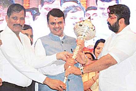 पिंपरी पालिकाजिंकून द्या, तुम्हाला मंत्रिपद मिळेल, असा शब्द शहराध्यक्ष लक्ष्मण जगताप तसेच आमदार महेश लांडगे यांना देण्यात आला होता. प्रत्यक्षात, त्यांच्या हाताला अद्यापही काही लागलेले नाही. मुख्यमंत्री देवेंद्र फडणवीस यांचा निकटवर्तीय कोण, अशी सुप्त स्पर्धा त्यांच्यात दिसून येते. पिंपरी पालिकाजिंकून द्या, तुम्हाला मंत्रिपद मिळेल, असा शब्द शहराध्यक्ष लक्ष्मण जगताप तसेच आमदार महेश लांडगे यांना देण्यात आला होता. प्रत्यक्षात, त्यांच्या हाताला अद्यापही काही लागलेले नाही. मुख्यमंत्री देवेंद्र फडणवीस यांचा निकटवर्तीय कोण, अशी सुप्त स्पर्धा त्यांच्यात दिसून येते.