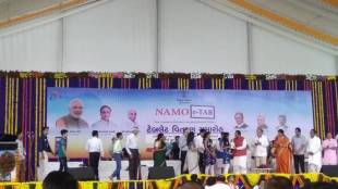 Vijay Rupani , Distributing NAMO tabs , Lord Krishna Sudarshan Chakra , Vijay Rupani , Loksatta, Loksatta news, Marathi, Marathi news