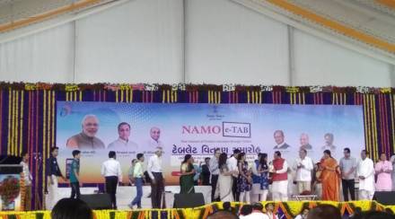 Vijay Rupani , Distributing NAMO tabs , Lord Krishna Sudarshan Chakra , Vijay Rupani , Loksatta, Loksatta news, Marathi, Marathi news