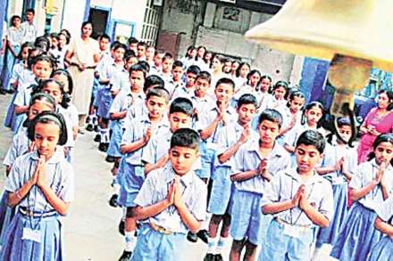  शैक्षणिक साहित्य खरेदी वाटपातील सावळा गोंधळ सातत्याने पुढे येत आहे.