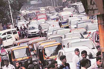 शहरातील वाहनांची संख्या दिवसेंदिवस वाढत असताना रस्ते मात्र अपुरे आहेत. 