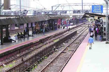  चार वाजल्यापासून ते रात्री ११ वाजेपर्यंत सदैव गजबजलेल्या ठाणेपलीकडच्या स्थानकांमध्ये प्रवाशांची तुरळक गर्दी होती. 