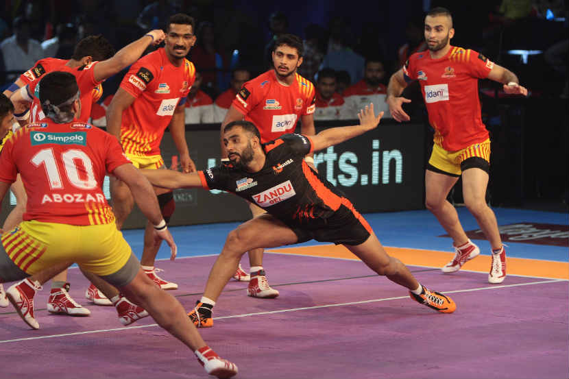 यु मुम्बाकडून कर्णधार अनुप कुमारची एकाकी झुंज. ( छायाचित्र संग्रहीत आहे )