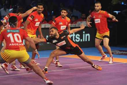 यु मुम्बाकडून कर्णधार अनुप कुमारची एकाकी झुंज. ( छायाचित्र संग्रहीत आहे )