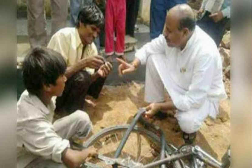 केंद्रीय मंत्री डॉ. वीरेंद्रकुमार लहानपणी पंक्चर काढण्याचे काम करायचे…