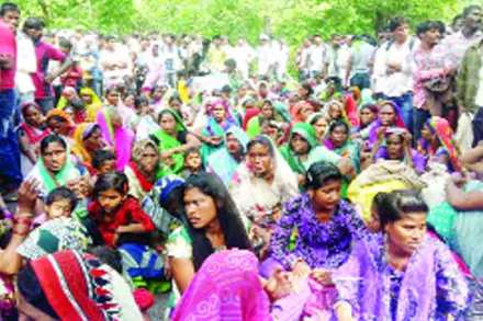 आदिवासींना गाभा क्षेत्रात प्रवेश करण्यापासून अटकाव करताना पोलीस आणि वन कर्मचारी.