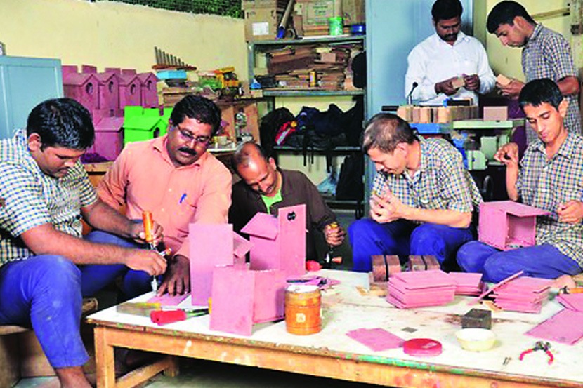 चित्रकला, शिल्पकला, हस्तकलेचे प्रशिक्षण देऊन या मुलांना सक्षम बनविण्याचा प्रयत्न संस्था नेटाने करत आहे.