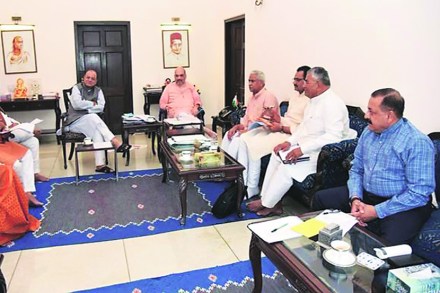 गुजरात निवडणुकीच्या तयारीचा आढावा बुधवारी भाजप अध्यक्ष अमित शहा यांनी घेतला.